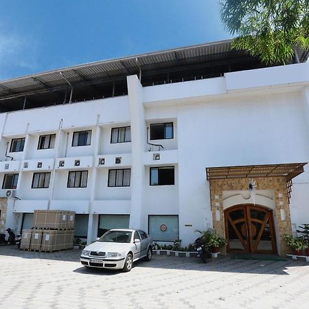 فندق Super Townhouse Dona Castle كولاّم المظهر الخارجي الصورة
