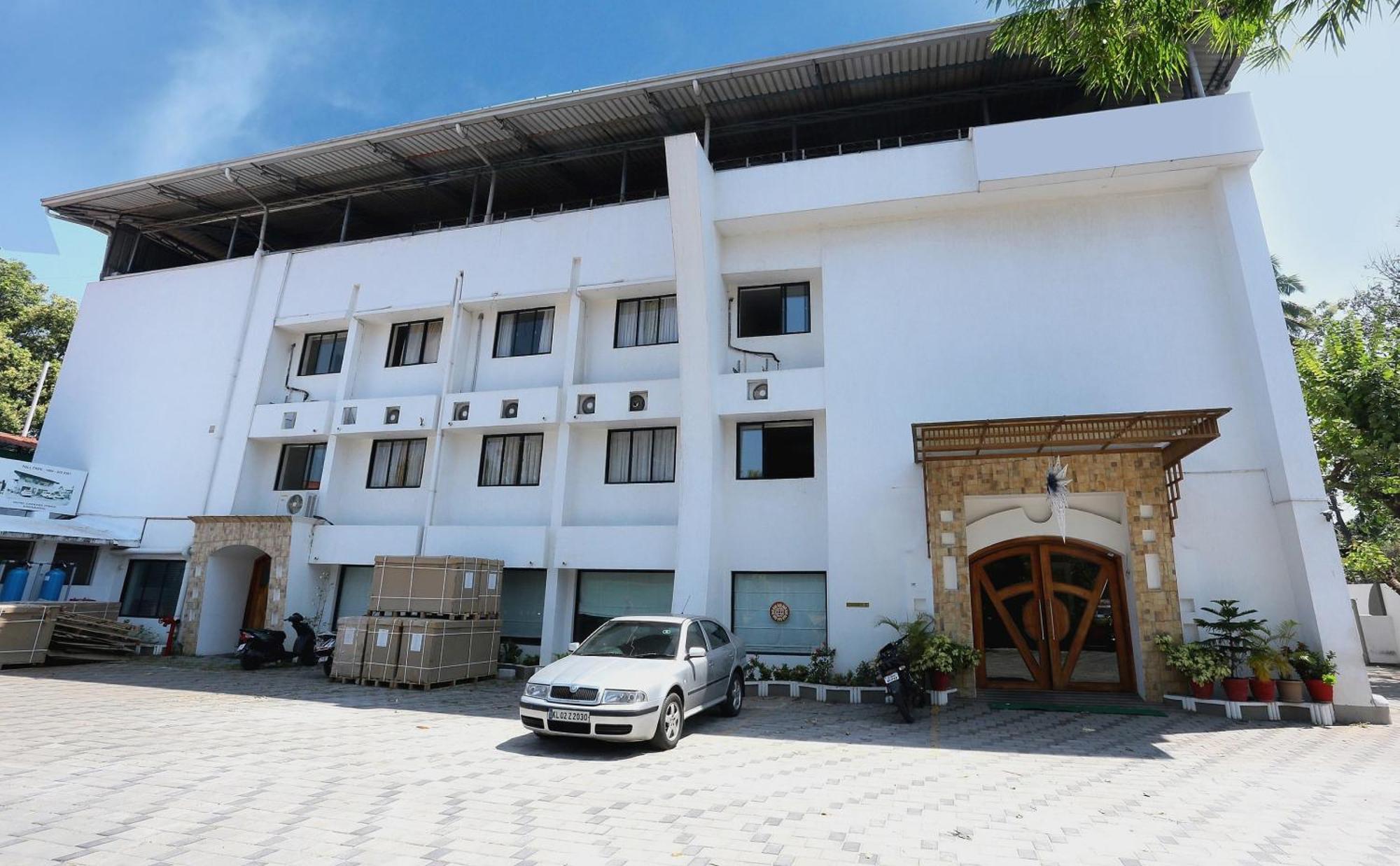 فندق Super Townhouse Dona Castle كولاّم المظهر الخارجي الصورة